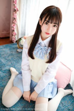 扒开美女衣服挠痒痒全身